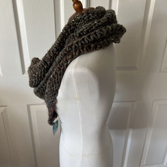 World Market Womens Infinity Scarf Green Cable Knit Warm Cozy Circle Wrap Chunky - Picture 2 of 9